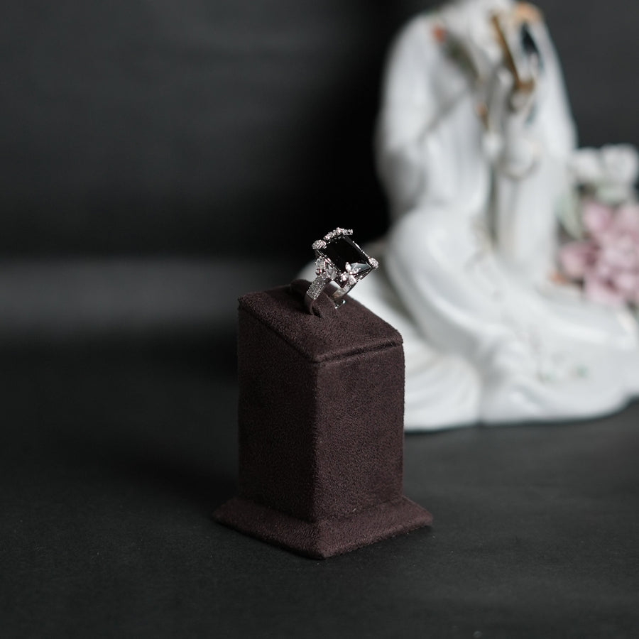 Onyx Enchantress – Black Sapphire